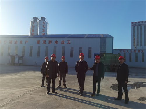 11月8日下午，信陽市發(fā)改委主任張宗福等一行領(lǐng)導(dǎo)蒞臨河南永和建設(shè)集團(tuán)有限公司平橋五里店王水拌合站視察指導(dǎo)工作！