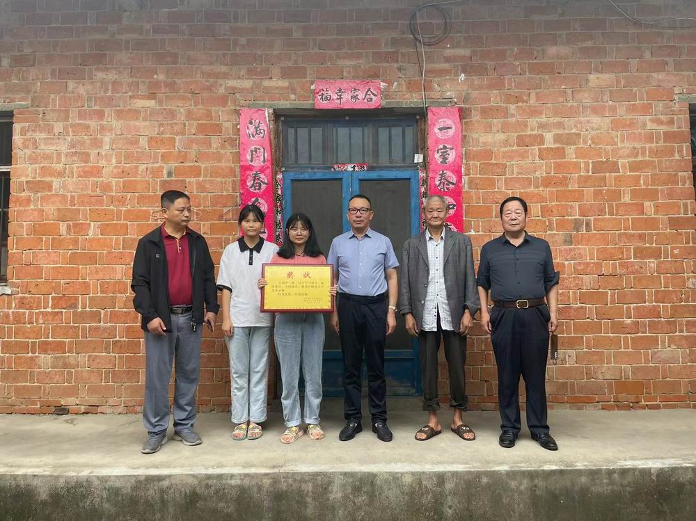 精準(zhǔn)幫扶送溫暖，資助育人暖人心--永和集團(tuán)董事長走訪慰問貧困大學(xué)生