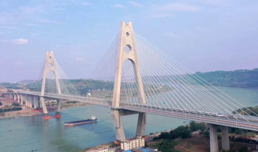 世界首座采用公路和高鐵同層！試驗(yàn)列車駛過(guò)臨港公鐵兩用長(zhǎng)江大橋