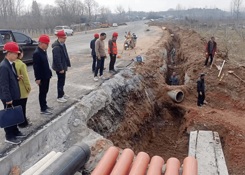 公司董事長(zhǎng)孔德穩(wěn)深入一線視察指導(dǎo)工作